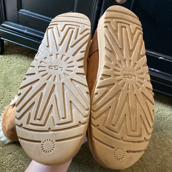 UGGs- three button Bailey chestnut color - Picture 6 of 12